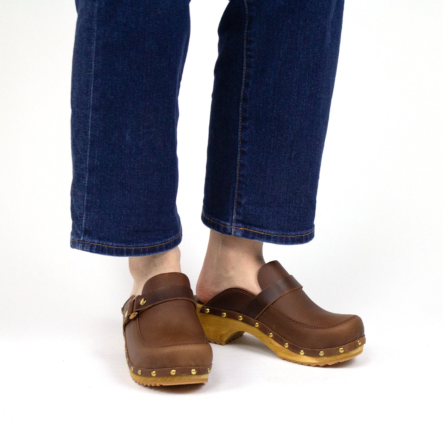 Sanita brown hot sale clogs