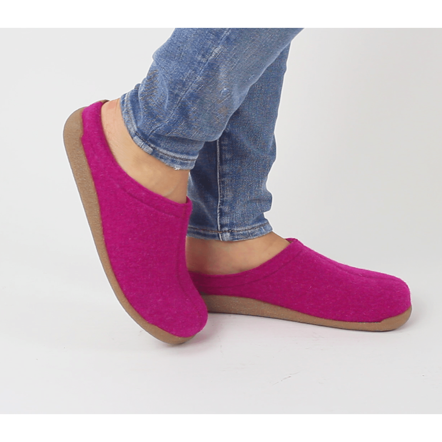 Lodge Slide Women s Slipper in Fuchsia Sanita